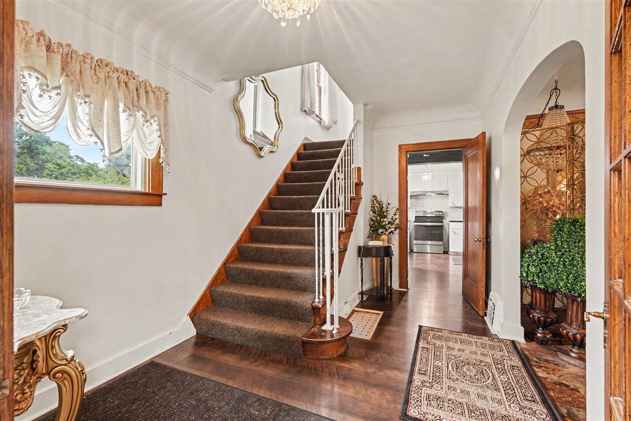 2044 Godwin Avenue Property Photo 2