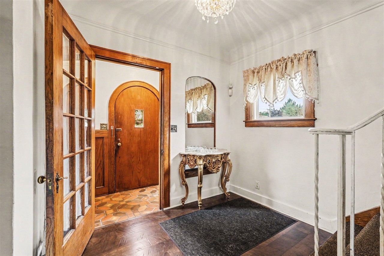 2044 Godwin Avenue Property Photo 4