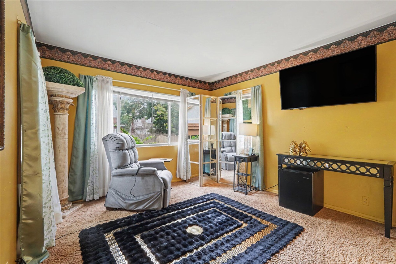 2044 Godwin Avenue Property Photo 12