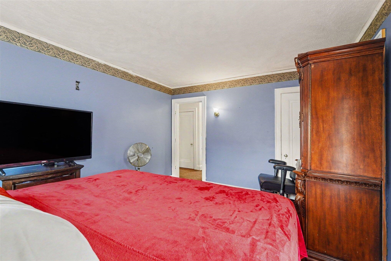 2044 Godwin Avenue Property Photo 13