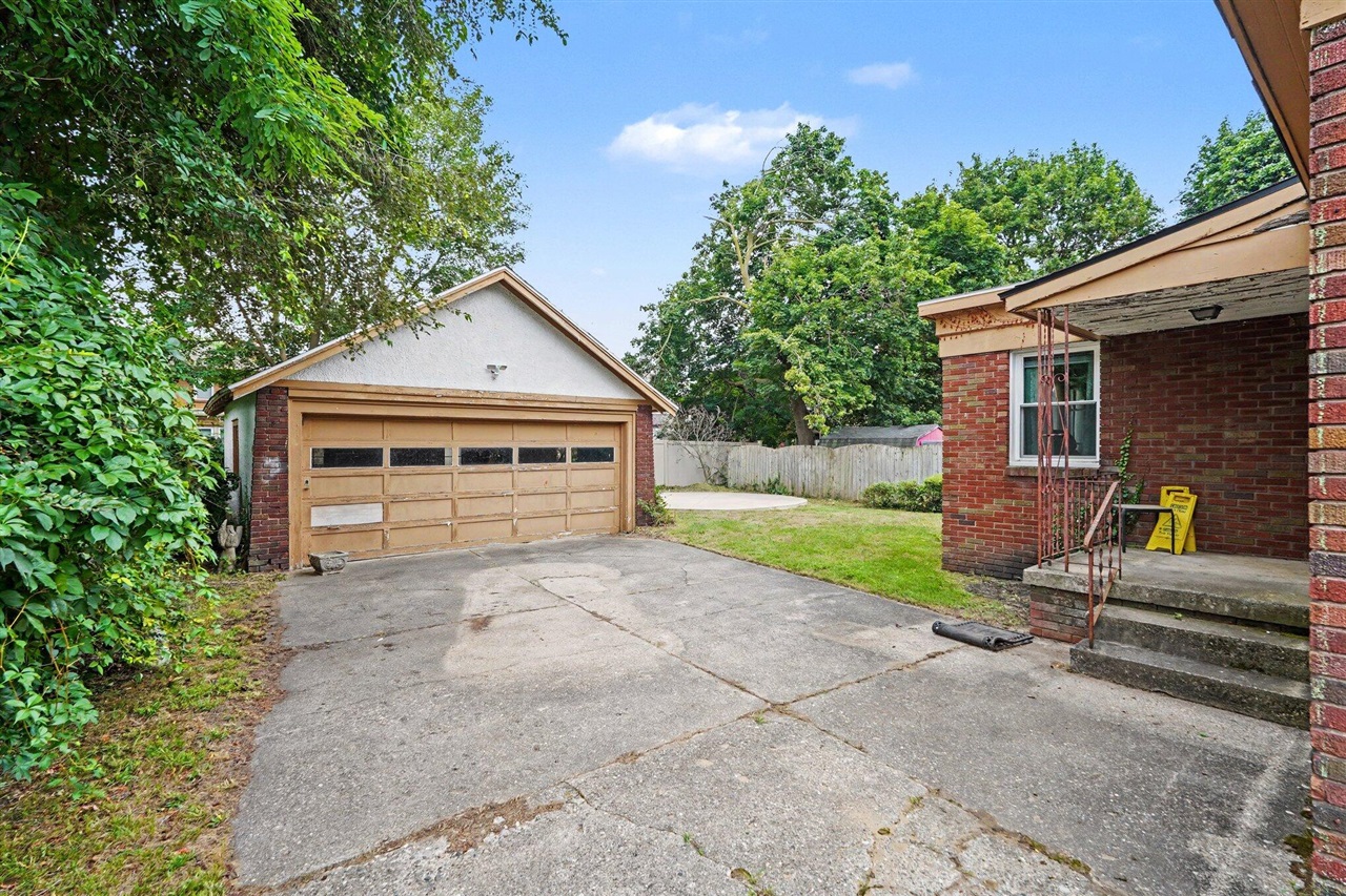 2044 Godwin Avenue Property Photo 16