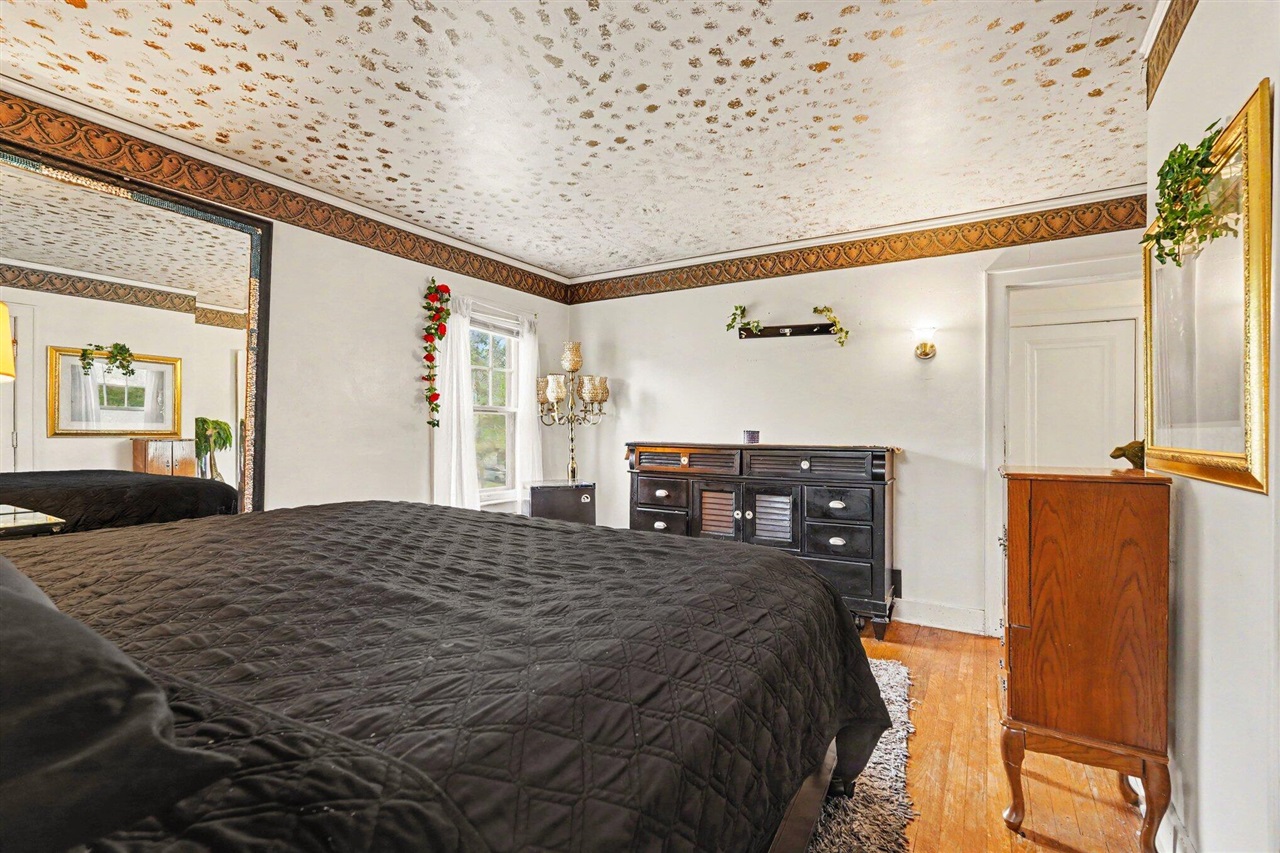 2044 Godwin Avenue Property Photo 17