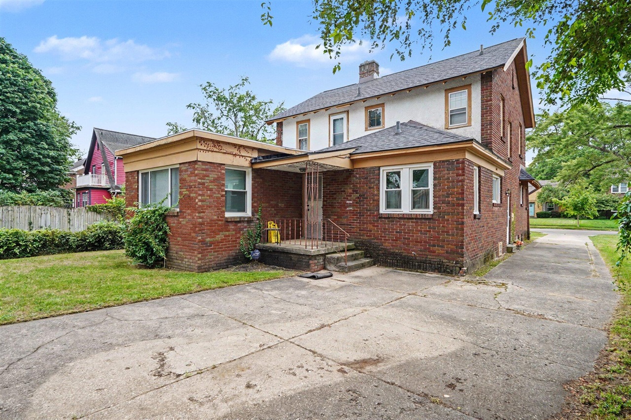 2044 Godwin Avenue Property Photo 18