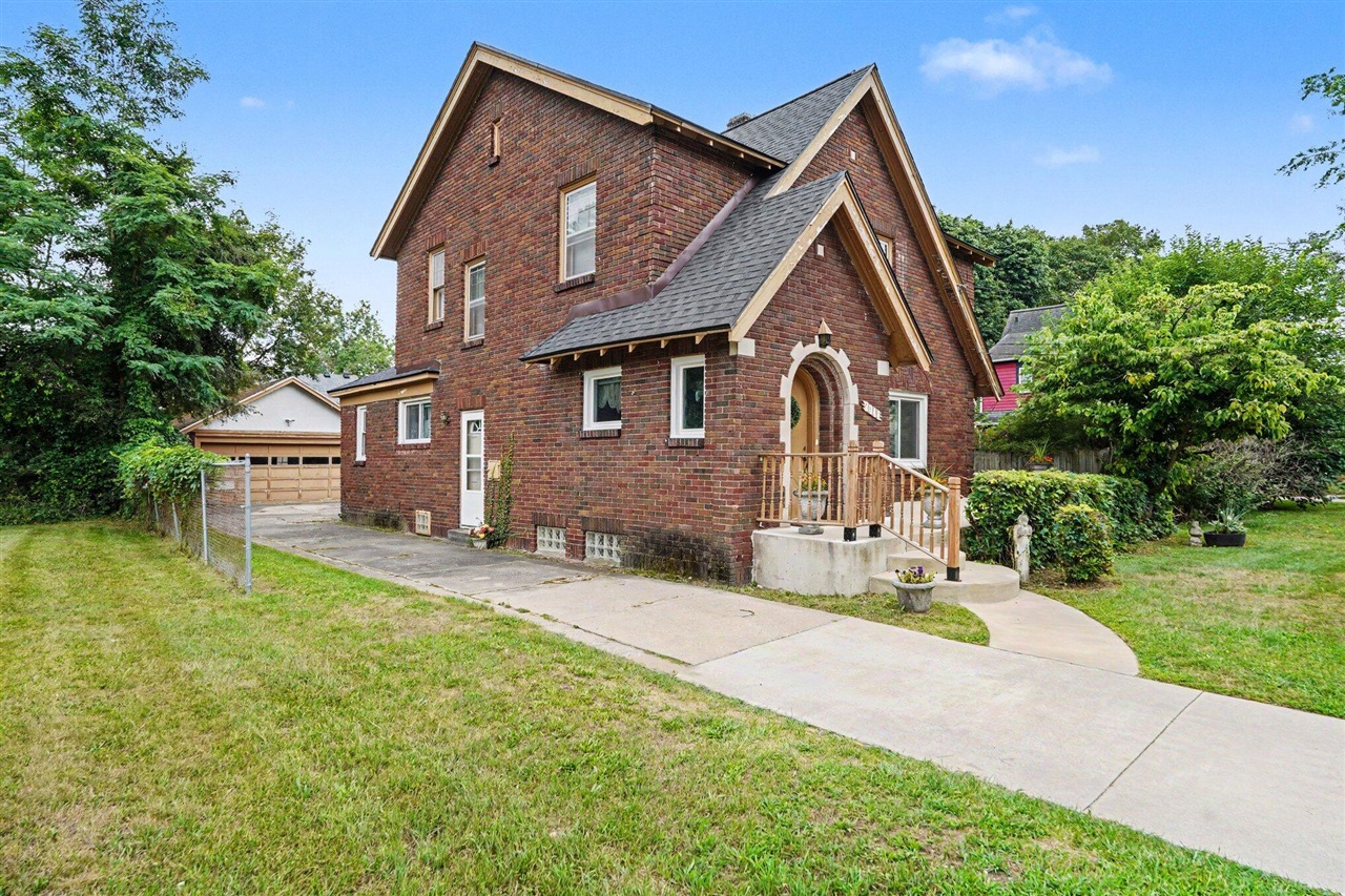 2044 Godwin Avenue Property Photo 23