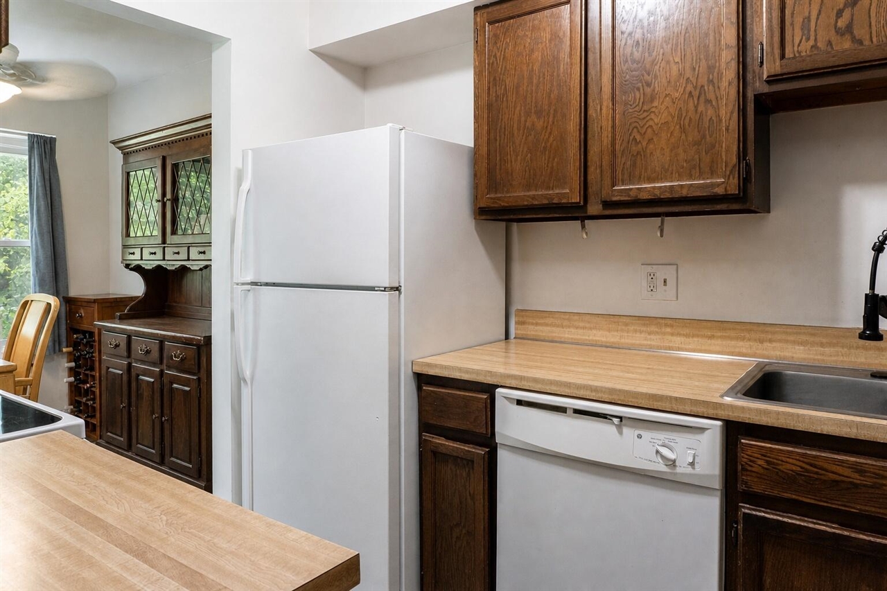8358 Lakeview Court Property Photo 7