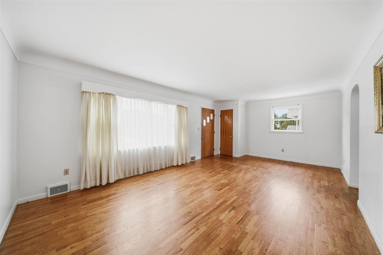 3109 Queen Street Property Photo 4
