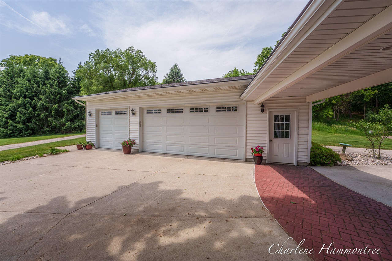9111 Summit Avenue Property Photo 6