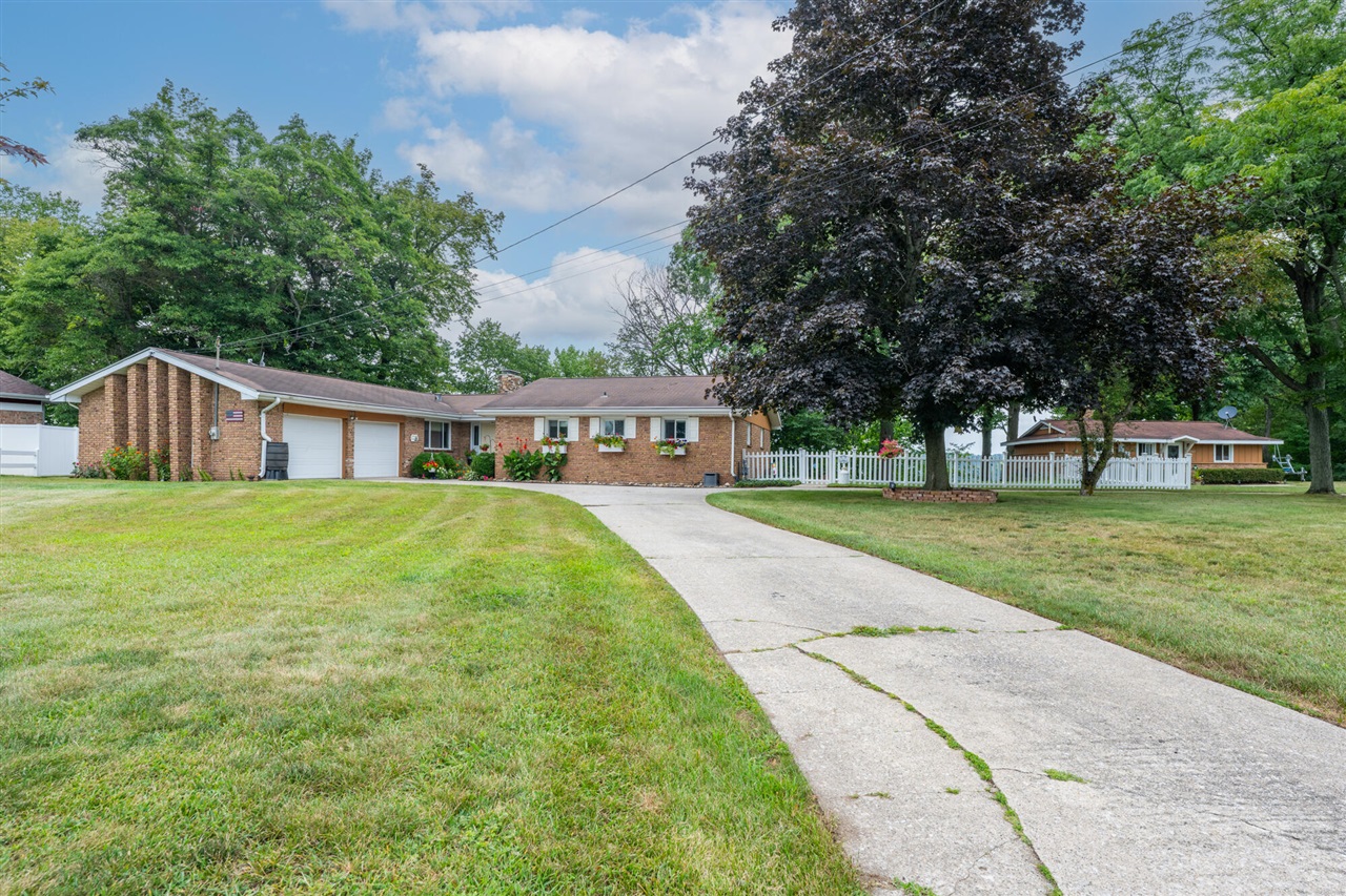 10476 Range Line Road Property Photo 1