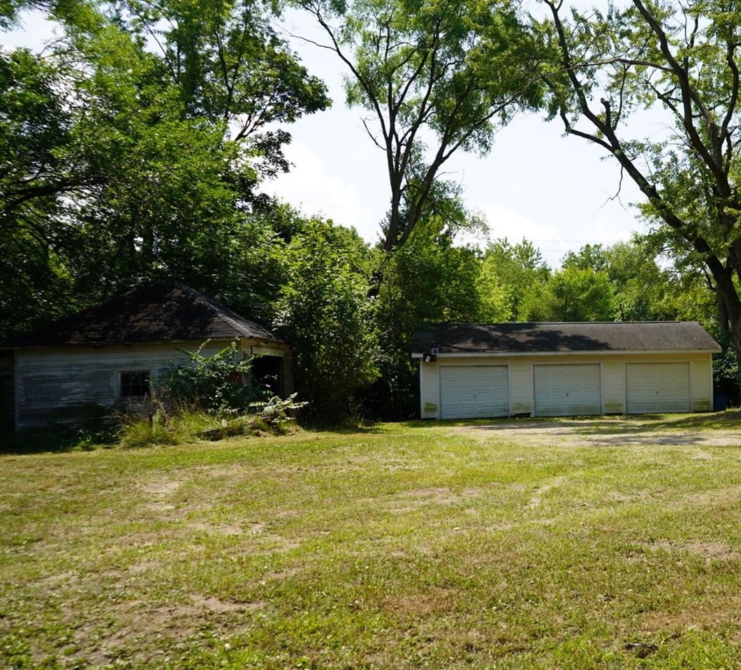 433 E South Street Property Photo 5