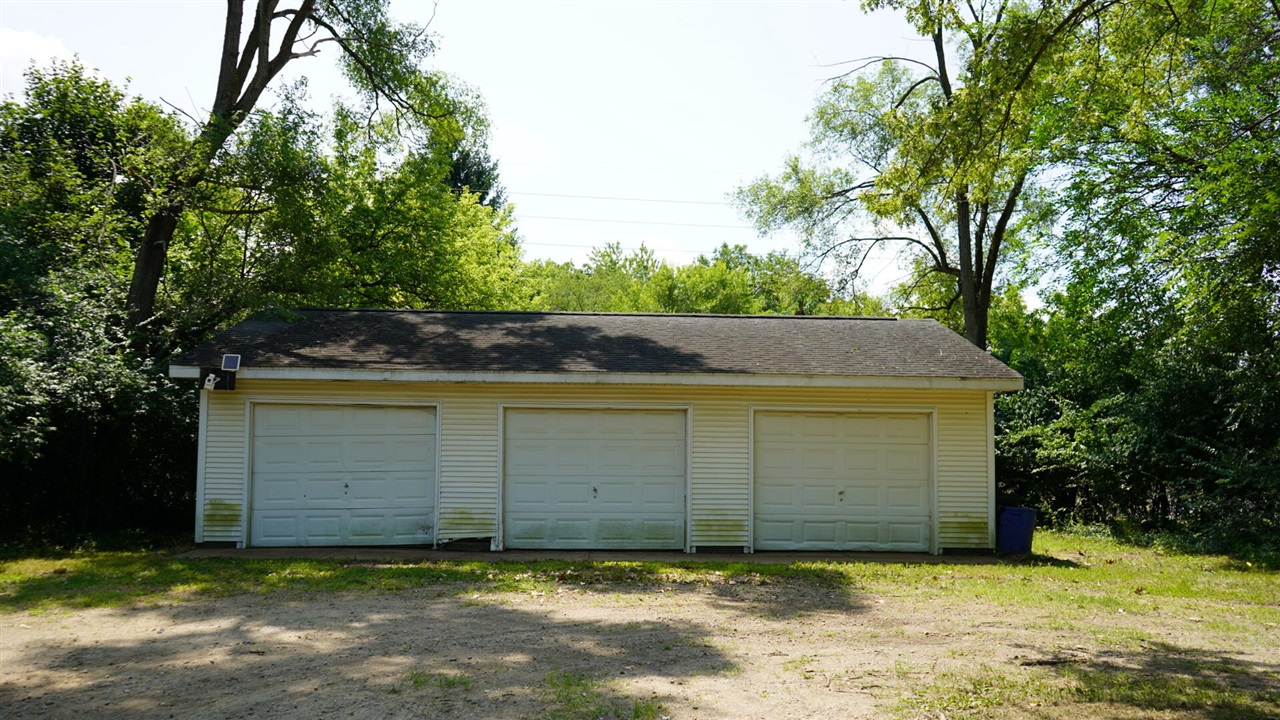 433 E South Street Property Photo 6