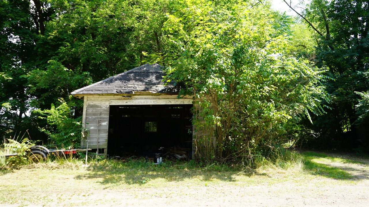 433 E South Street Property Photo 7