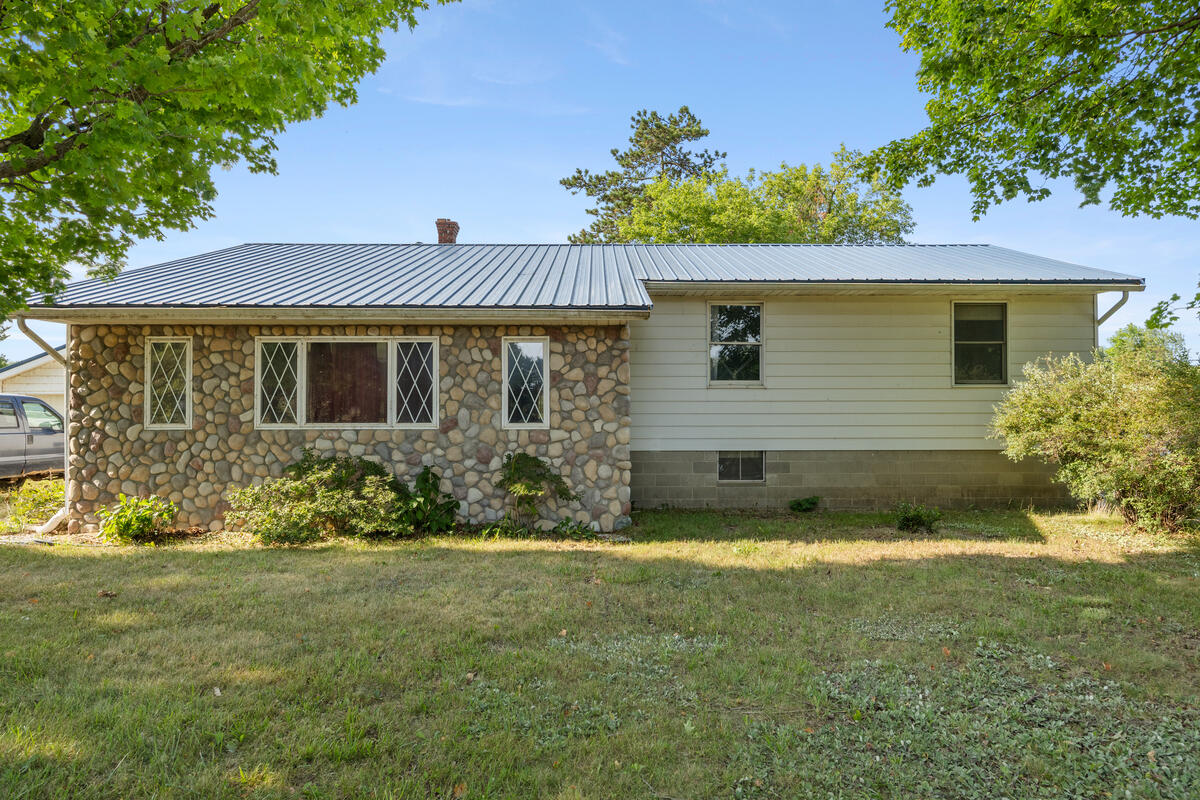 18757 N County Line Road Property Photo 1