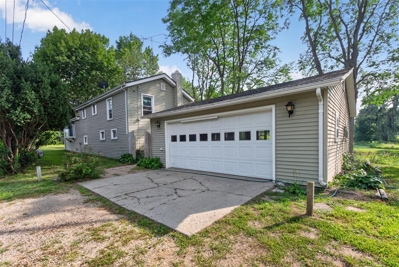 7890 Woodard Road Property Photo 1