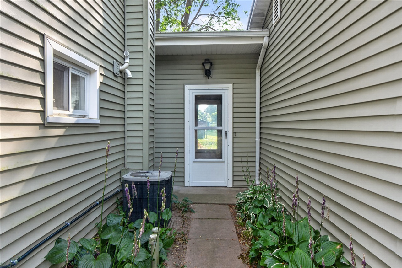 7890 Woodard Road Property Photo 5