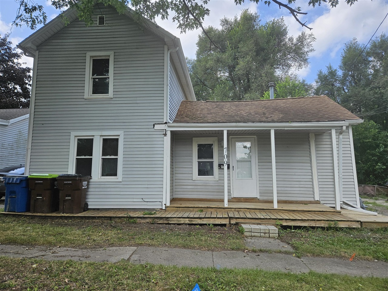 709 N Locust Street Property Photo 1
