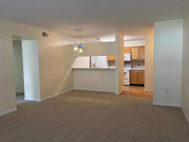 2736 S Knightsbridge Circle Property Photo 3