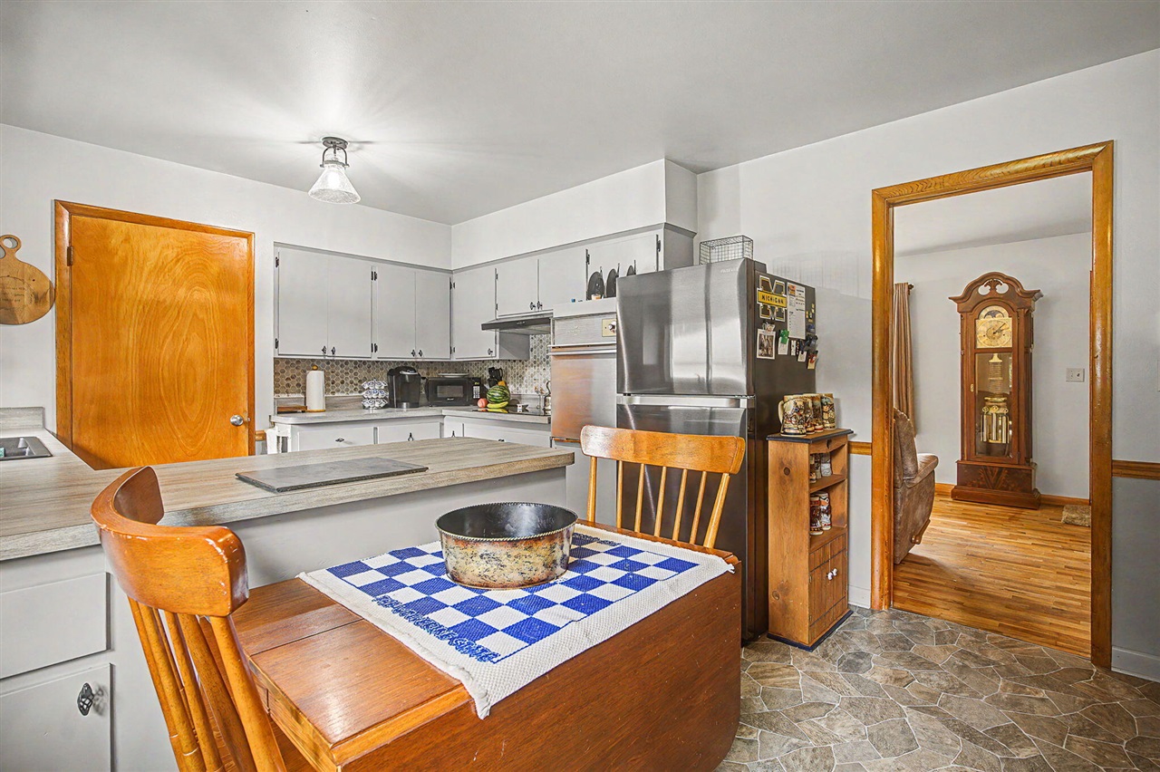 427 Bates Street Property Photo 9