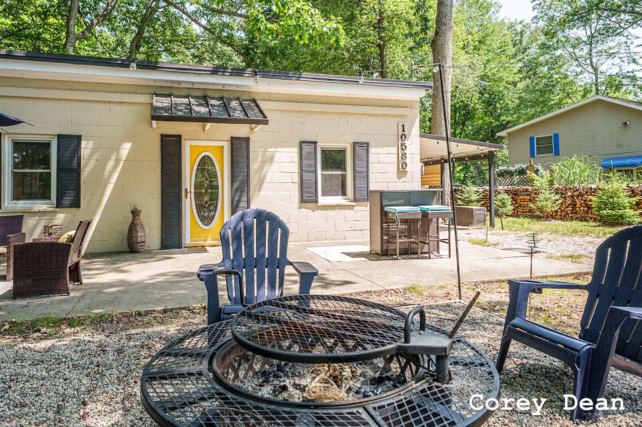 10580 Round Lake Drive Property Photo 1
