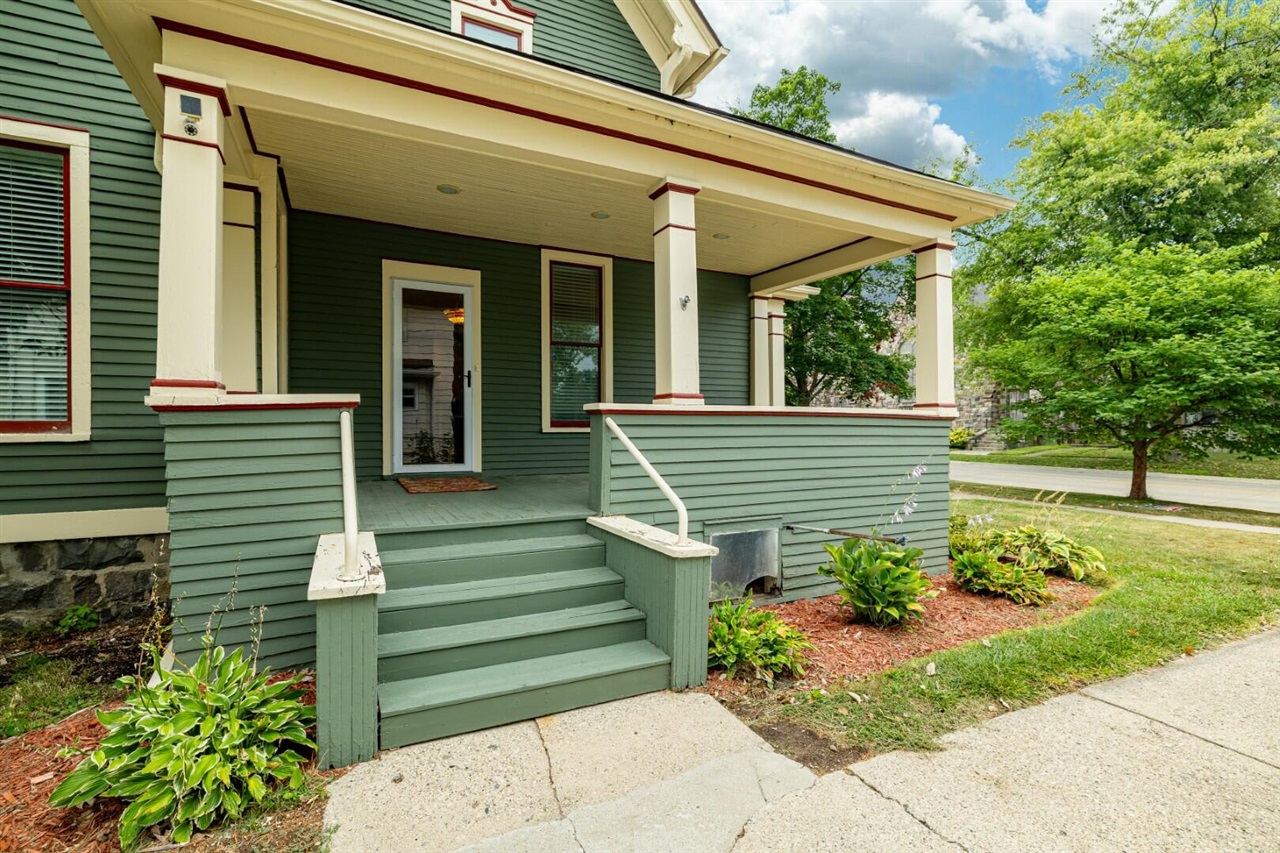 213 N Adams Street Property Photo 4