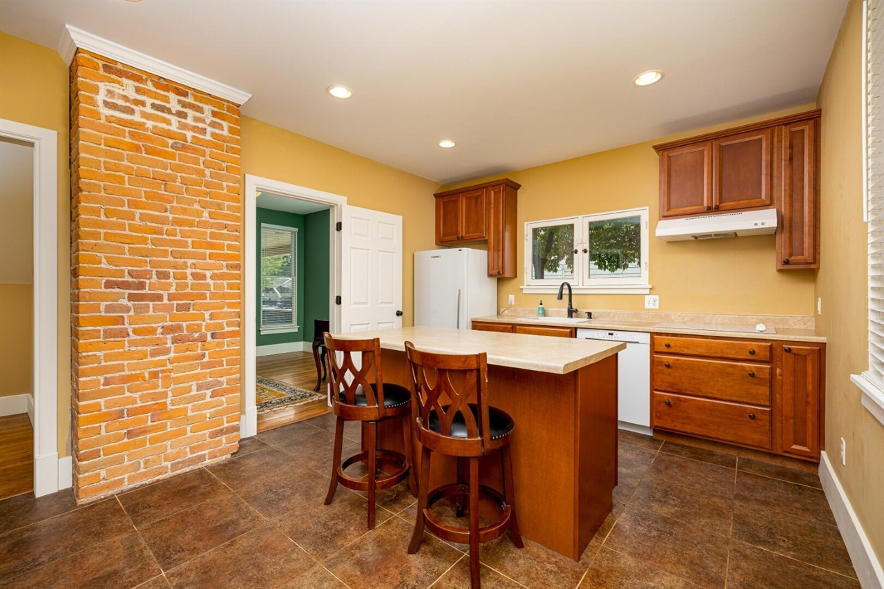 213 N Adams Street Property Photo 16