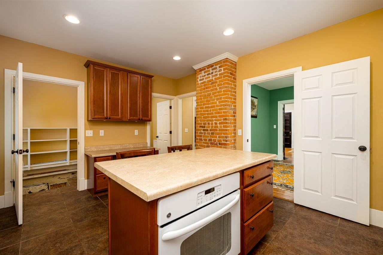 213 N Adams Street Property Photo 18