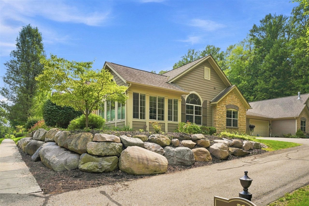 1073 Bridge Crest Property Photo 2
