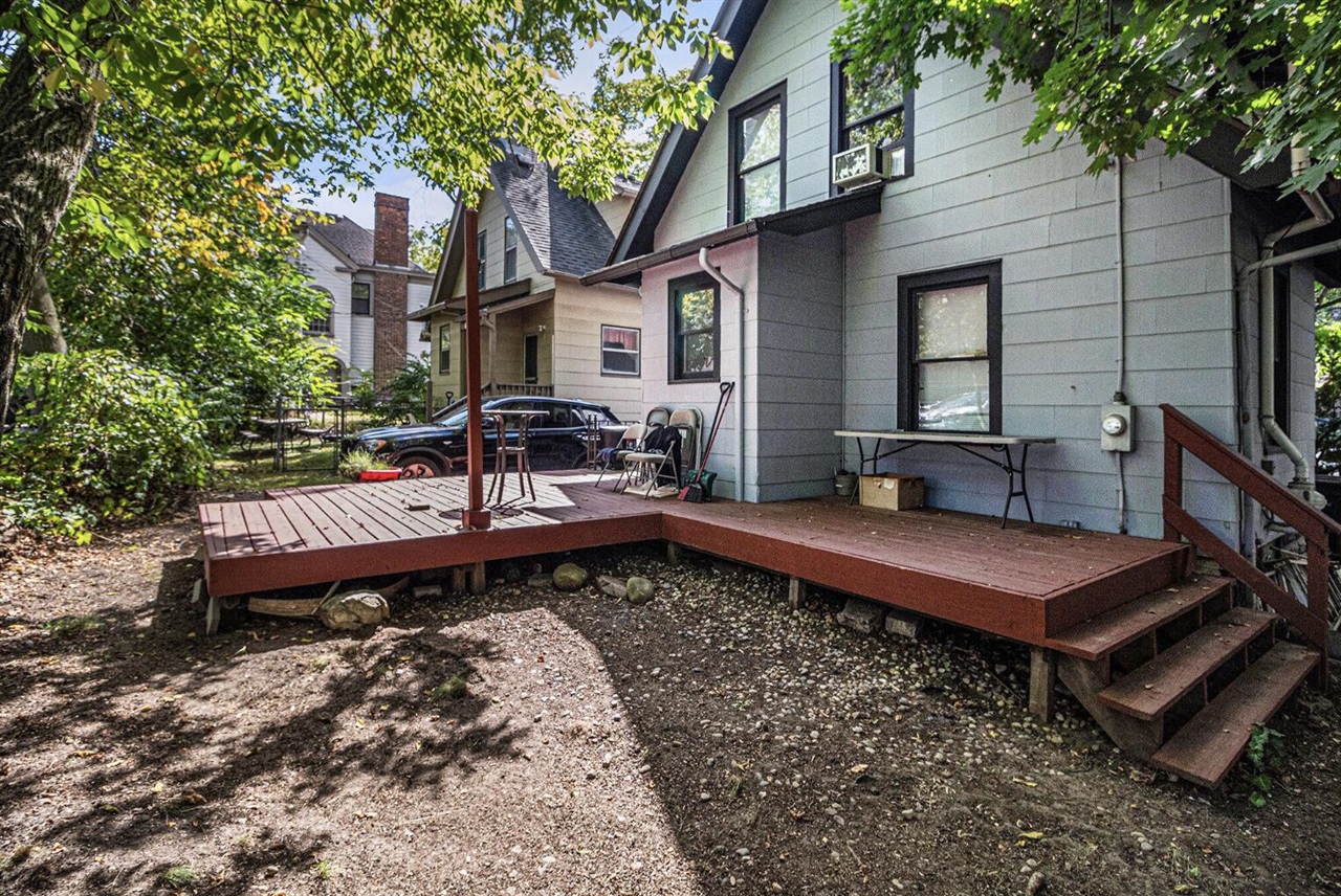 518 N Division Street Property Photo 1