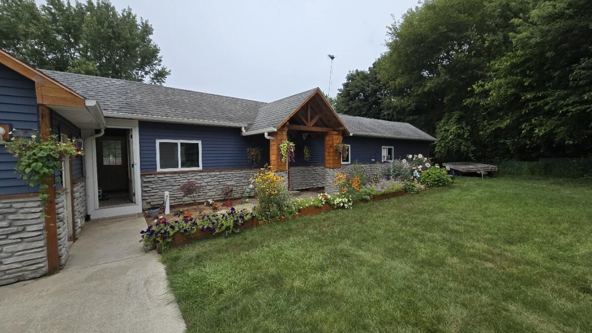 11118 E Grand River Avenue Property Photo 1