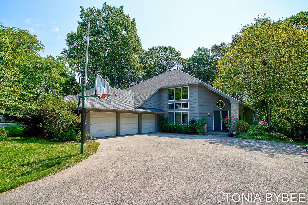 2302 Timberlee Drive Property Photo 2