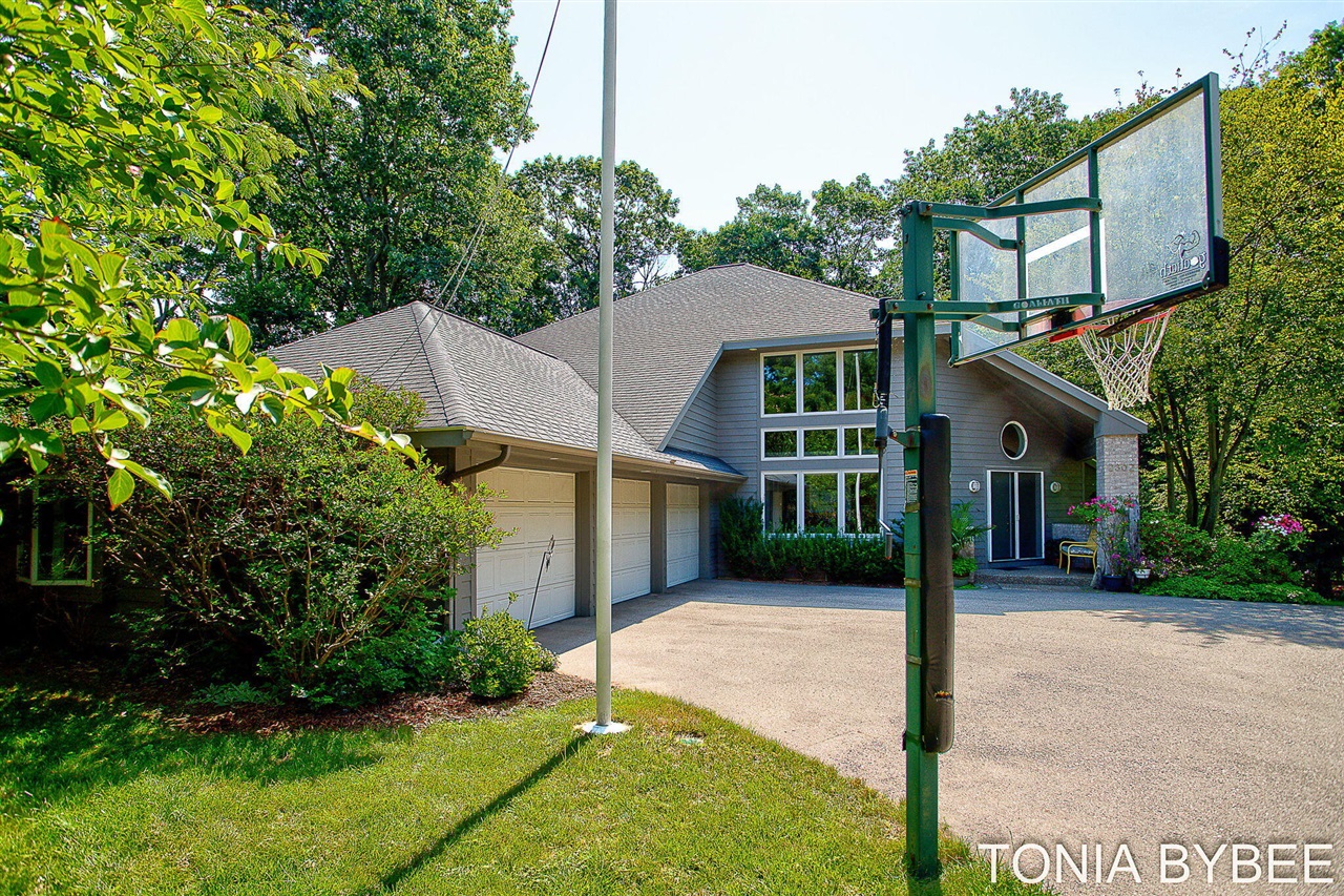 2302 Timberlee Drive Property Photo 3