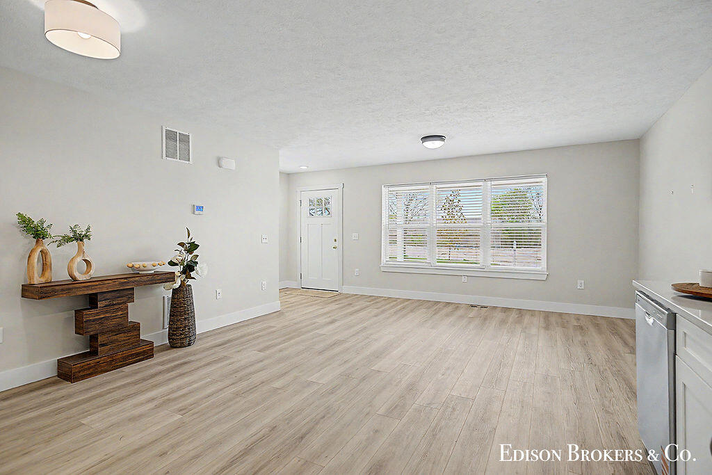 440 Pleasant Street Property Photo 11