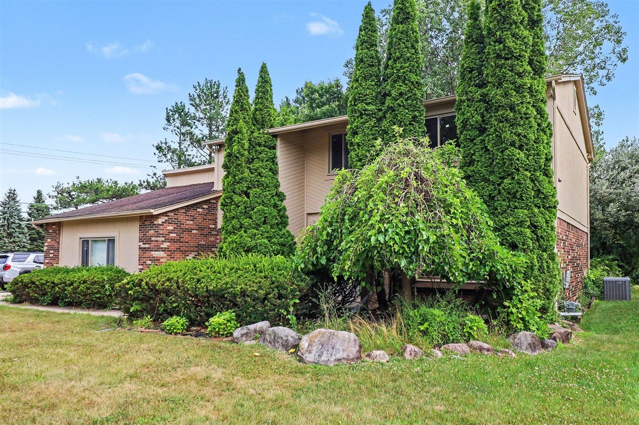 6021 Fairbrook Drive Property Photo 3