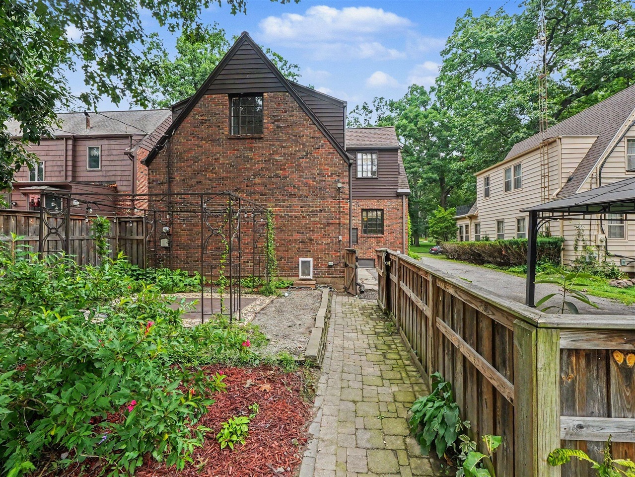 903 Briarcliff Road Property Photo 4