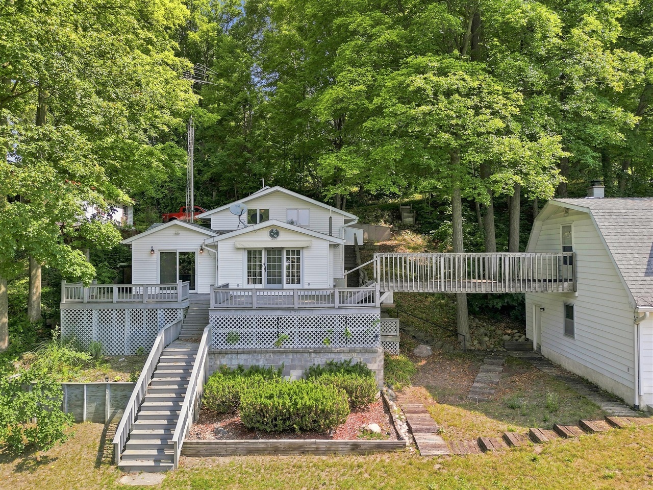 18934 Hillview Boulevard Property Photo 3