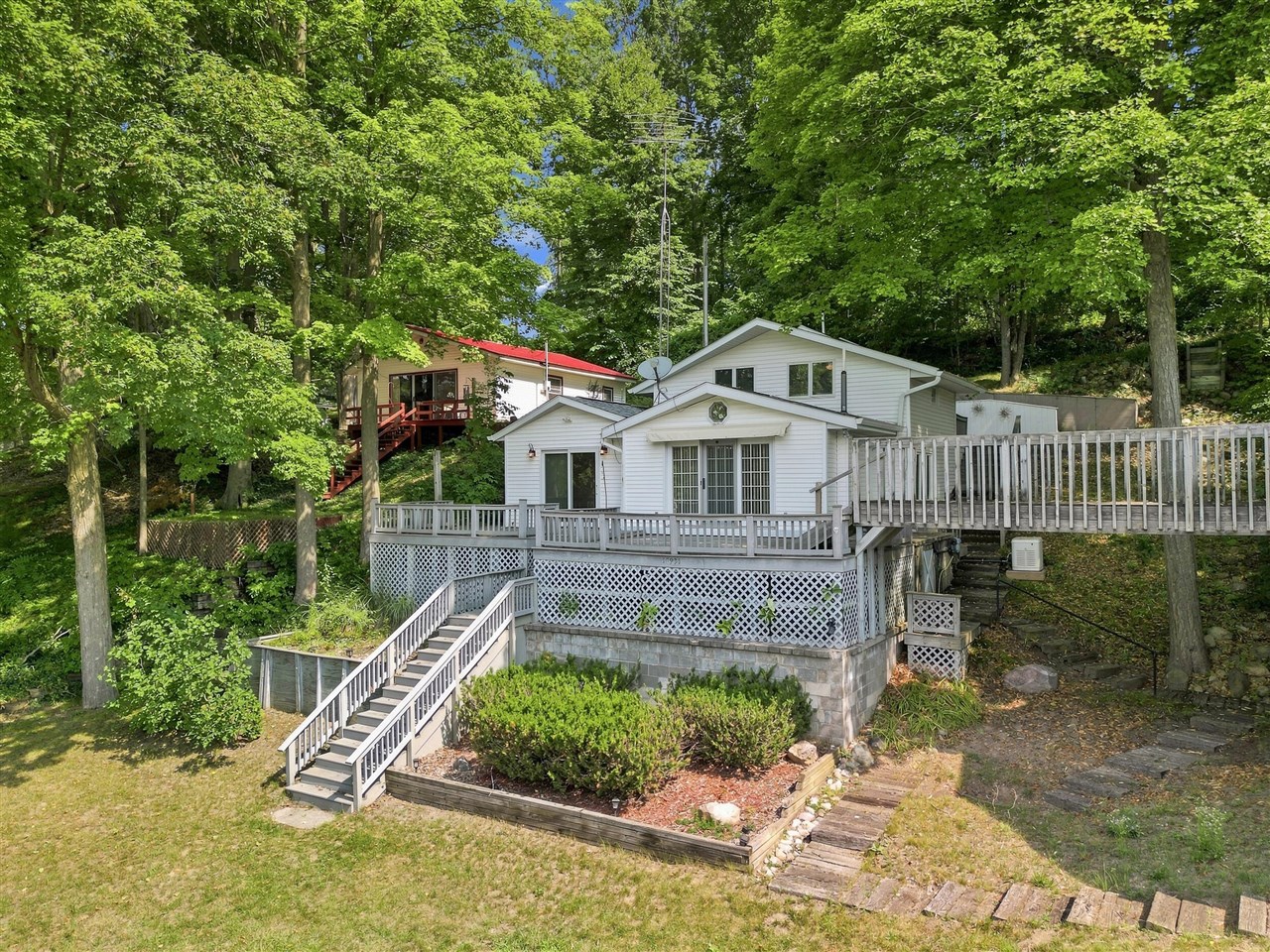 18934 Hillview Boulevard Property Photo 4