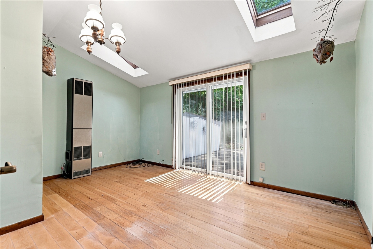 18934 Hillview Boulevard Property Photo 23