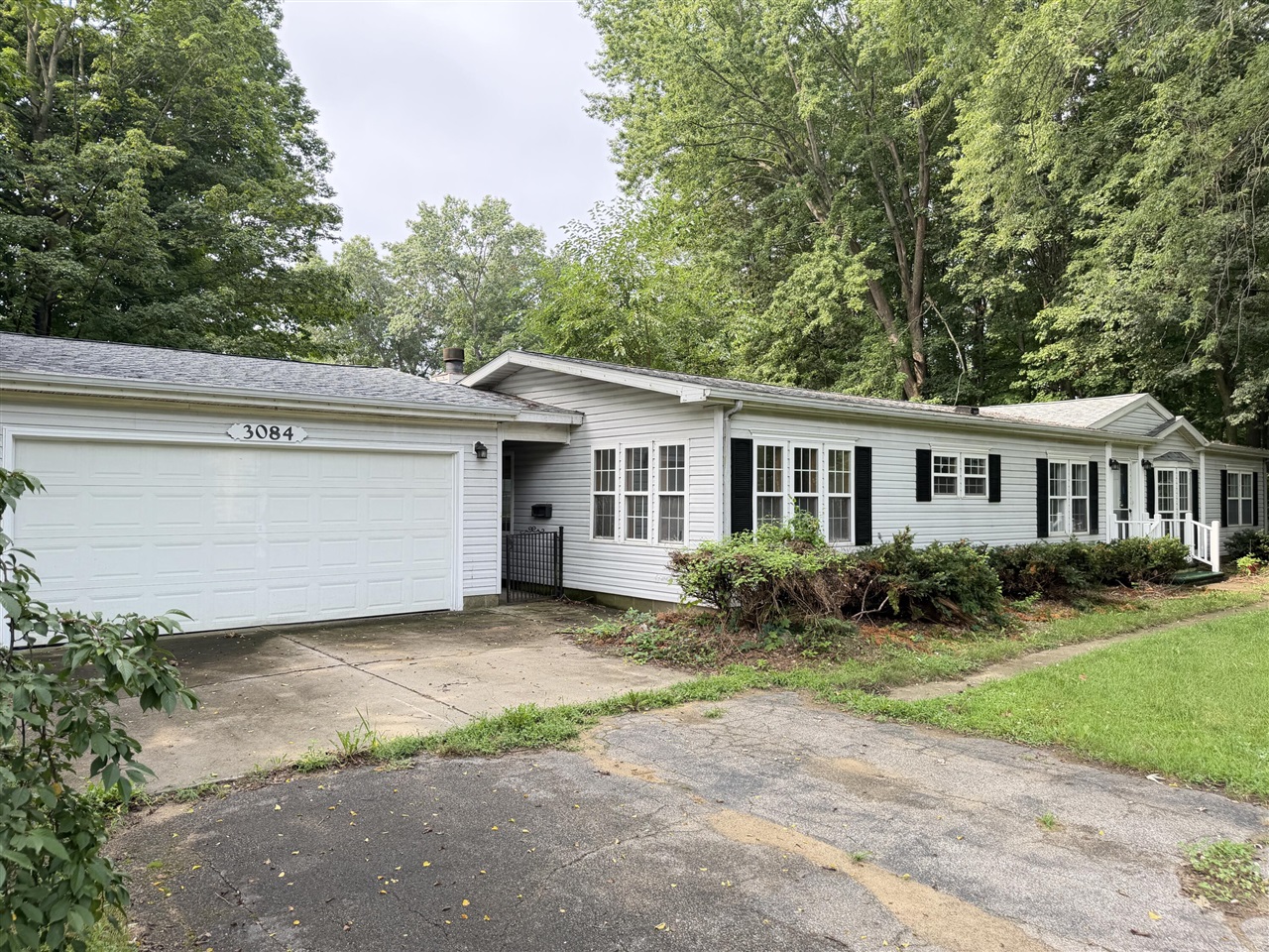 3084 S Pipestone Road Property Photo 1