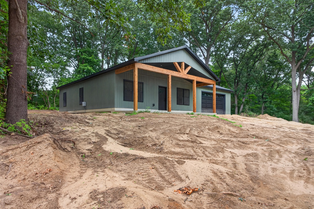 9620 Rexford Road Property Photo 1