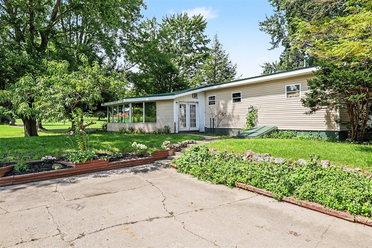 953 Weaver Road Property Photo 3