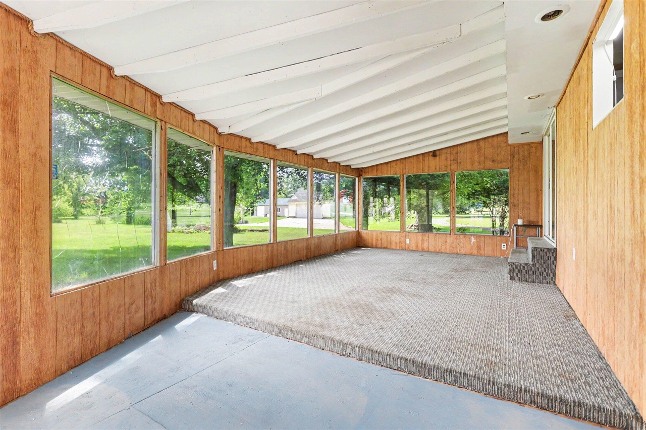 953 Weaver Road Property Photo 4