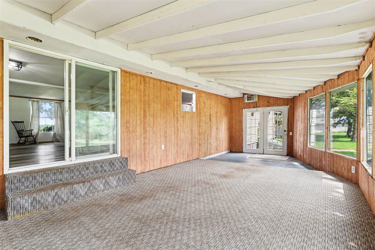 953 Weaver Road Property Photo 5