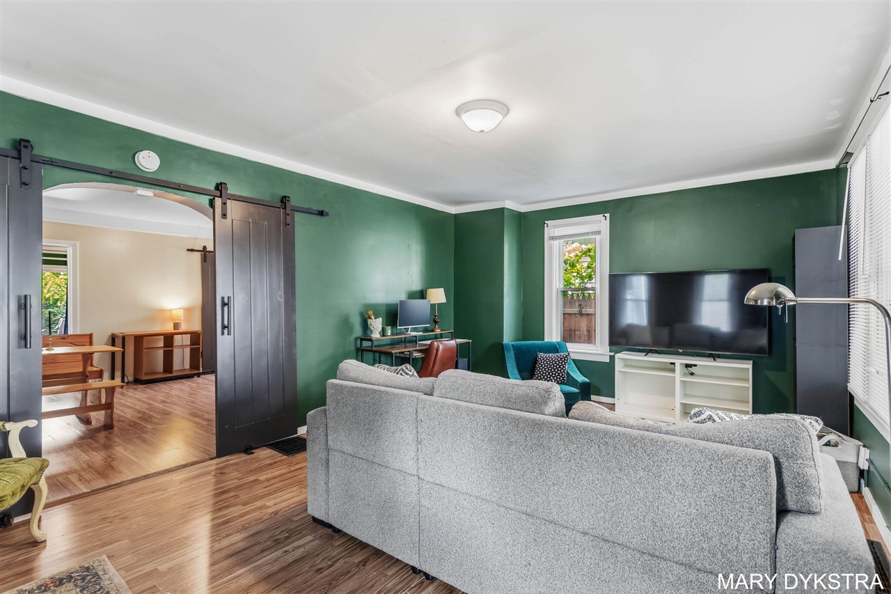 823 Prospect Avenue Property Photo 2