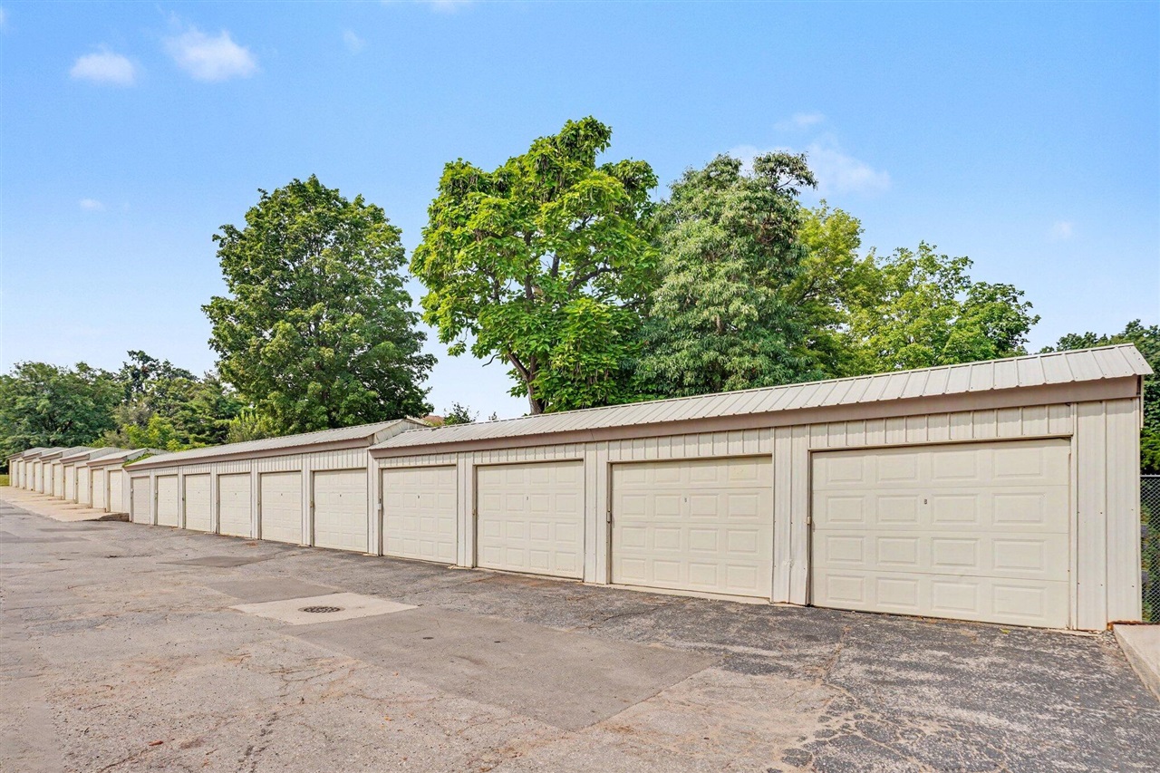 742 W Kilgore Road Property Photo 23