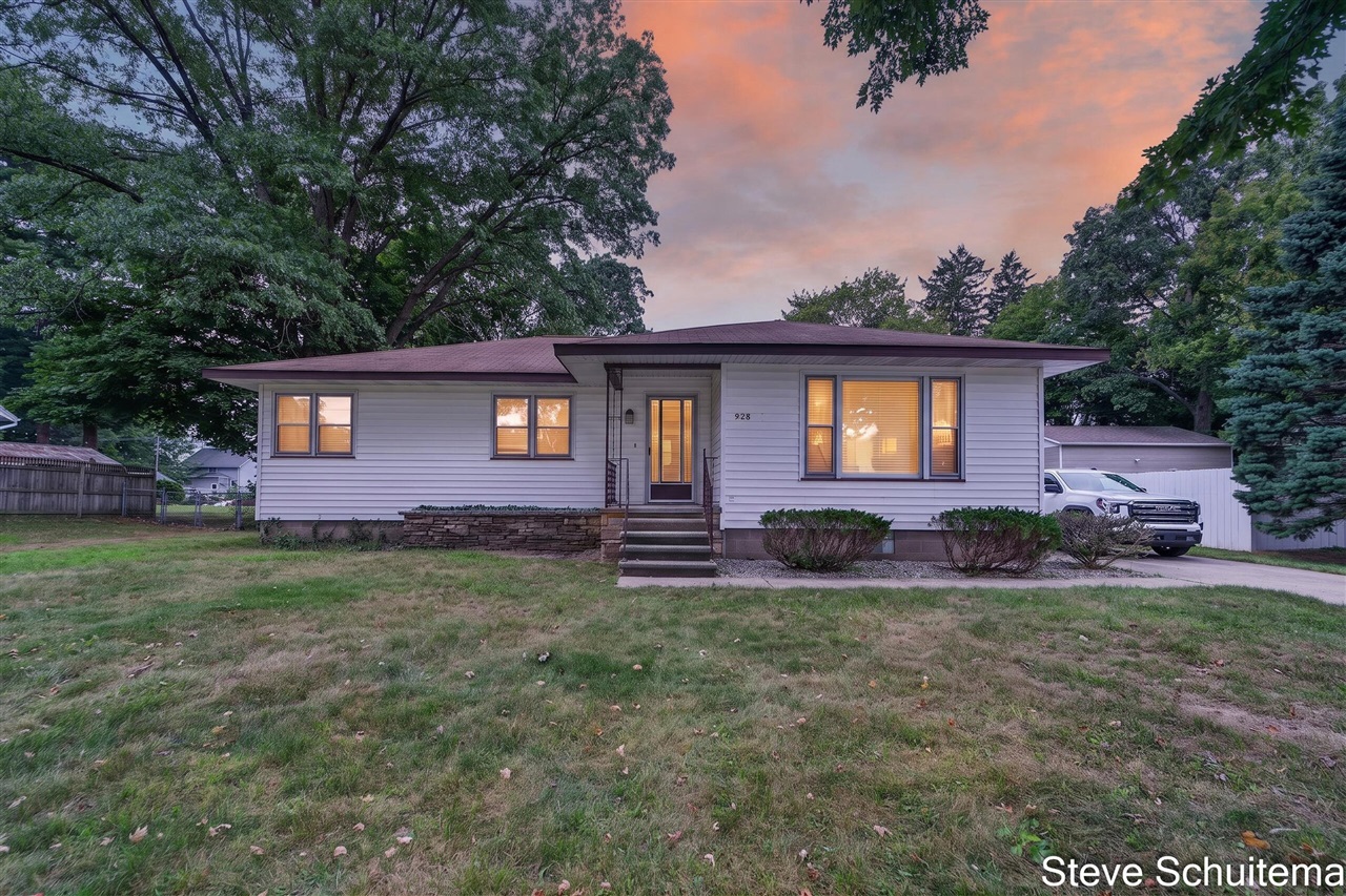 928 S Division Street Property Photo 1