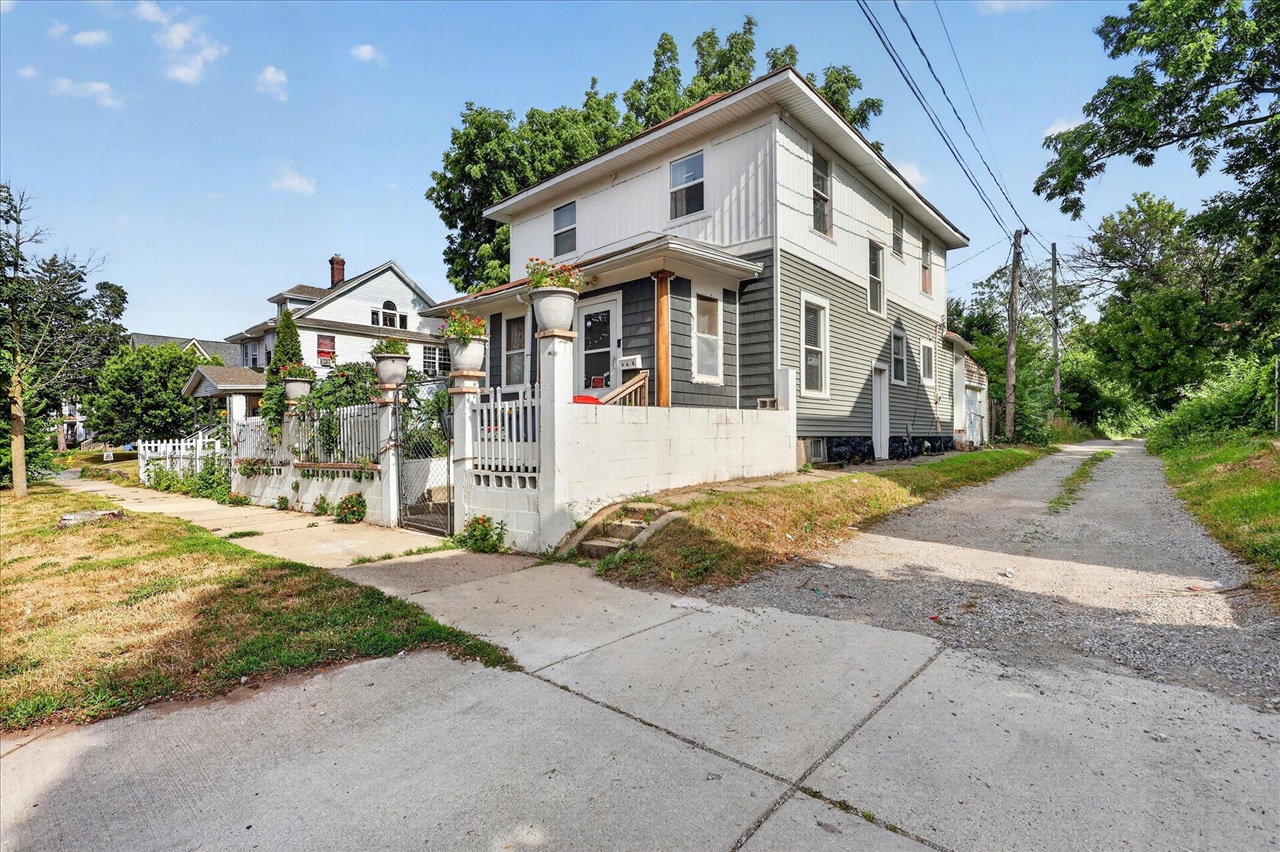 243 Delaware Street Property Photo 5