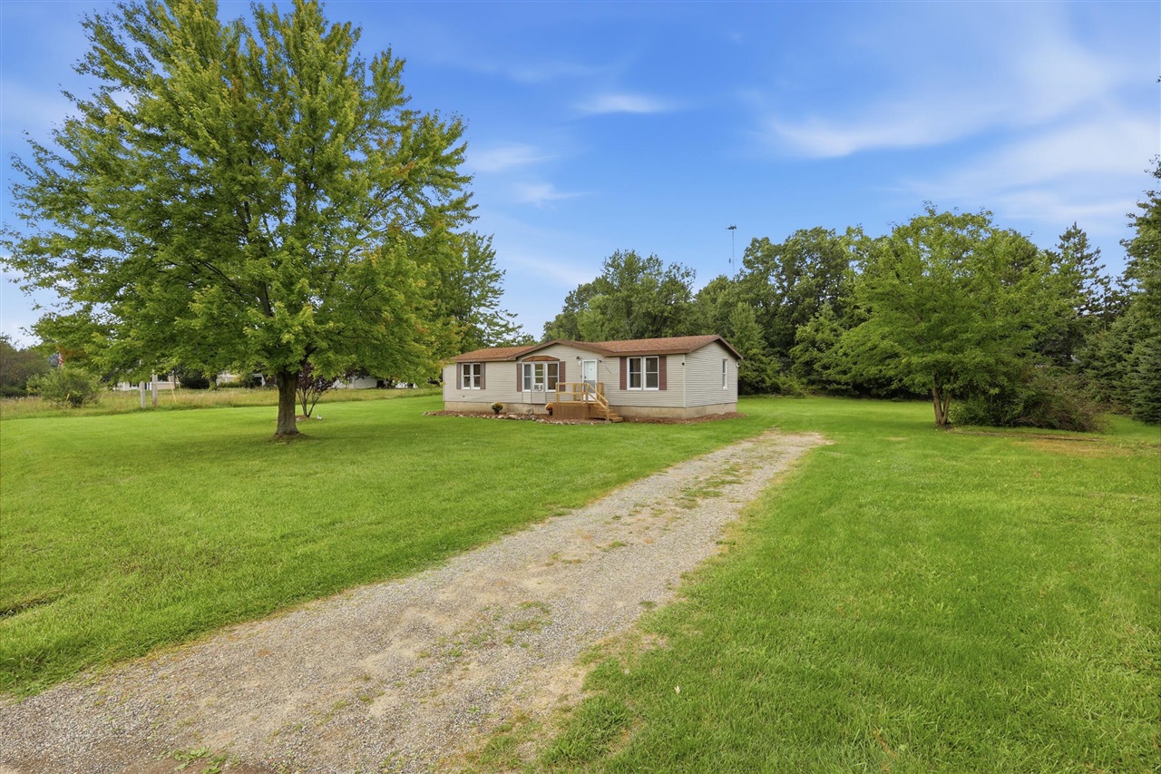9949 10 Mile Road Property Photo 1