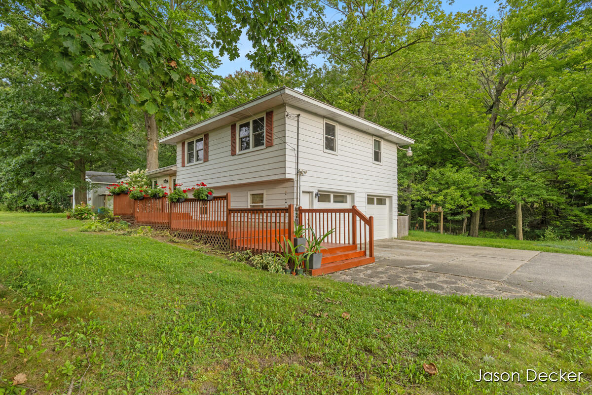 6181 10 Mile Road Property Photo 2