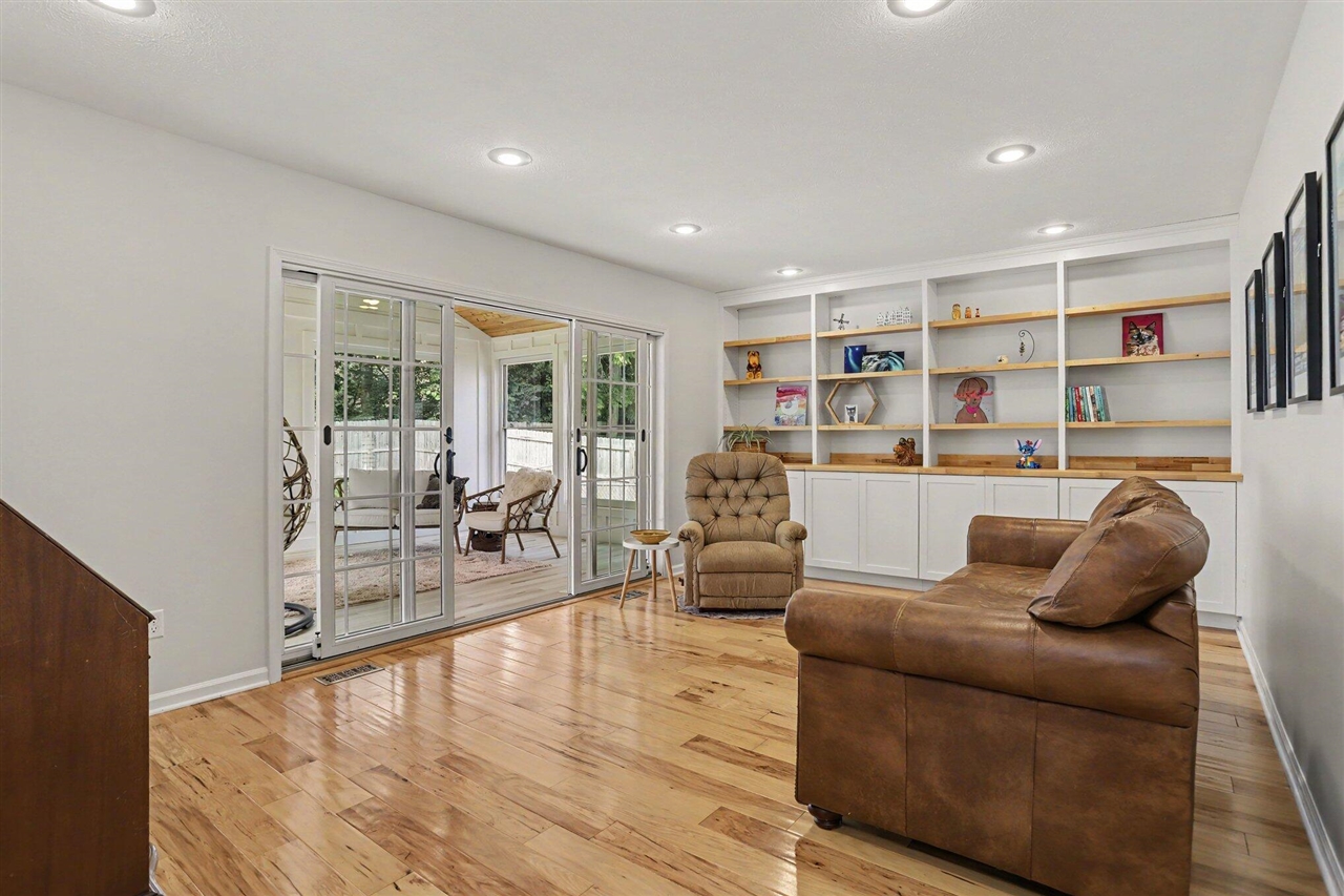 1016 Barton Street Property Photo 11