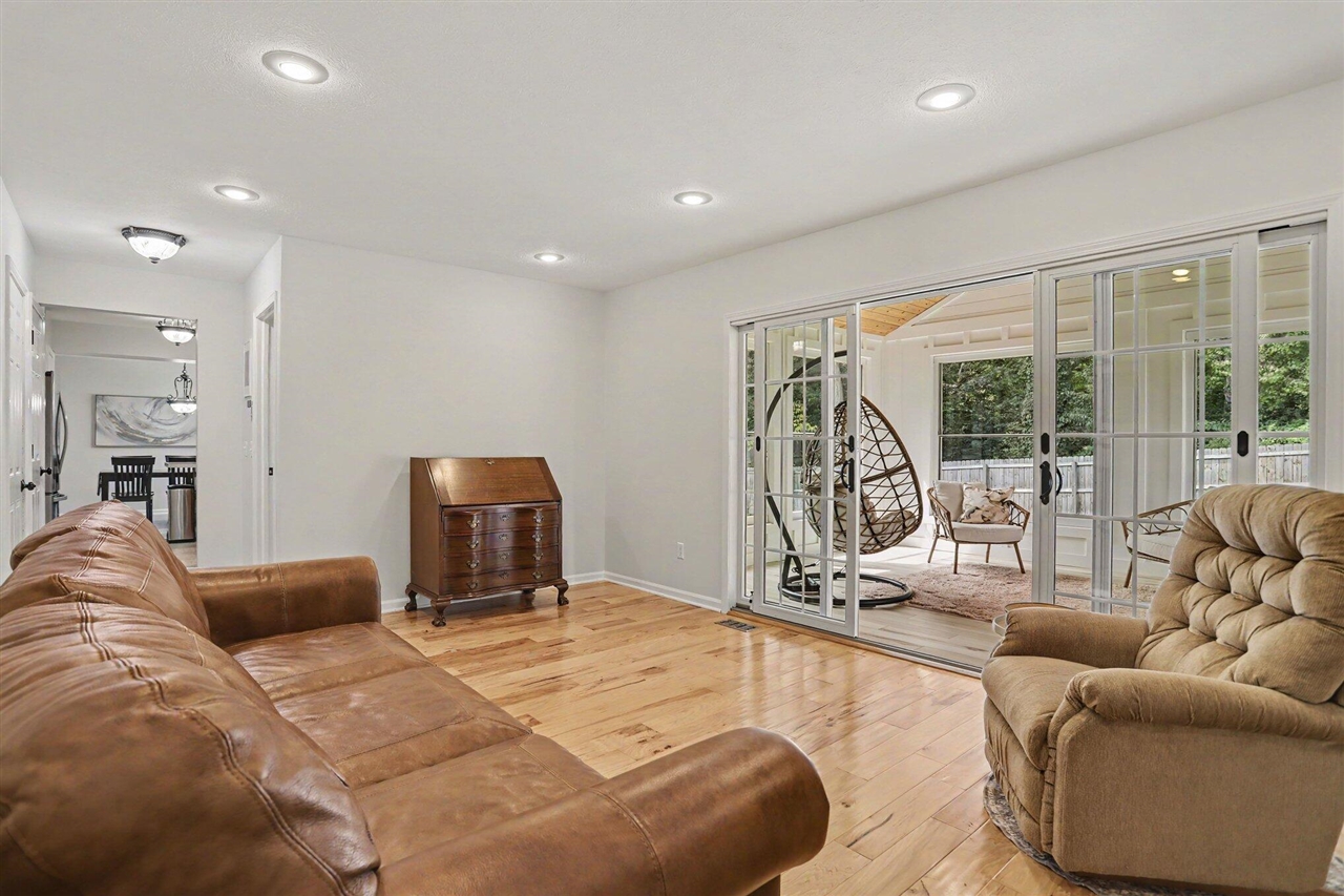 1016 Barton Street Property Photo 12