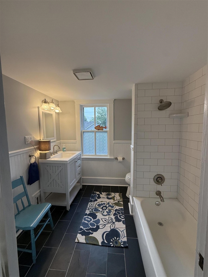 121 Kenwood Avenue Property Photo 4